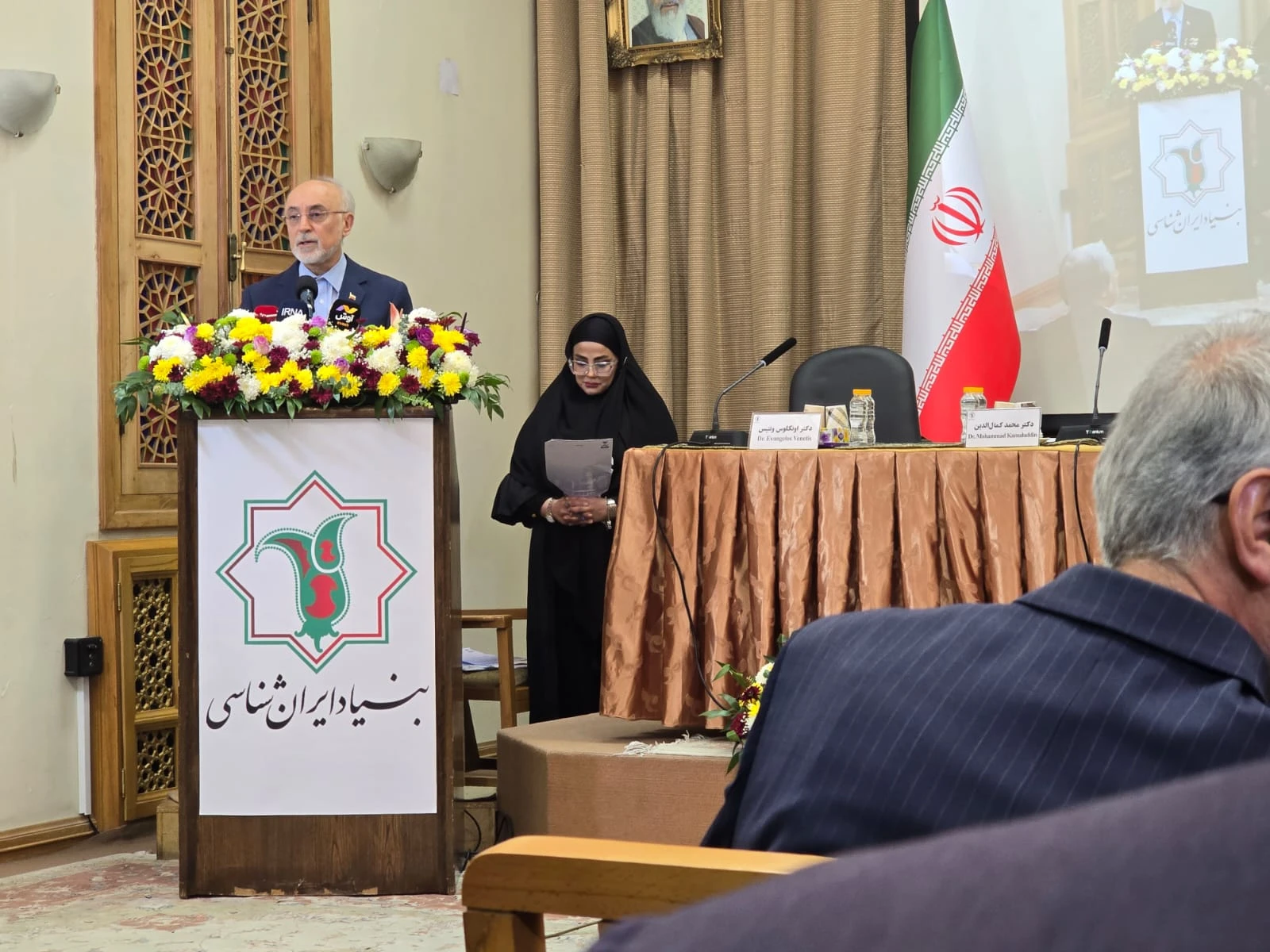 Dr. Ali Akbar Salahi, Ketua Yayasan Kajian Iran (Bonyad Iranshenasi) dan salah satu tokoh utama dalam dunia Iranology, menyampaikan pidato pembukaan pada International Iranology Summit 2025 di Teheran, 15 November 2025. Dalam sambutannya, Salahi menegaskan bahwa Iran adalah peradaban yang tidak pernah mengalami pemutusan sejarah. Acara ini dihadiri para Iranolog dari 22 negara dan diselenggarakan secara kolaboratif oleh berbagai lembaga kebudayaan dan universitas terkemuka Iran.